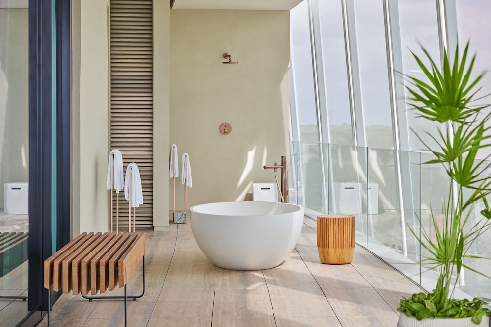 Suite, 1 King Bed, Ocean View (Corner) - Photo 8