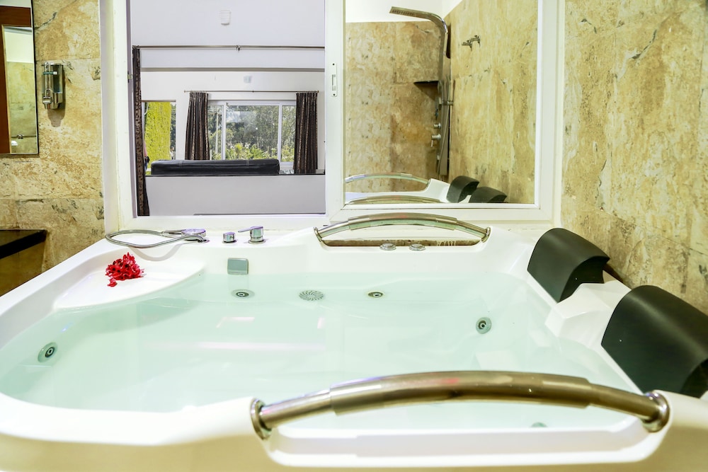 Premium with Hot Tub photo 2