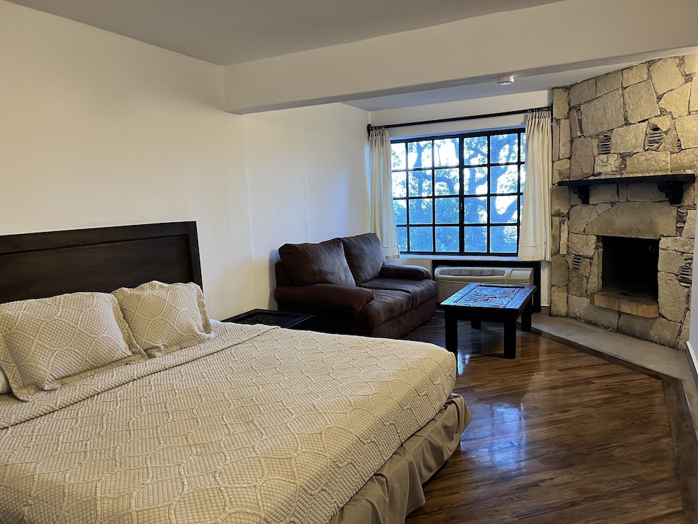 Standard Room, 1 King Bed photo 1