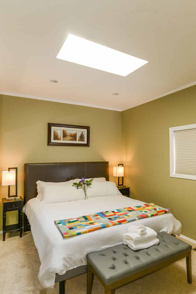 Deluxe Room, 1 King Bed, Non Smoking photo 2