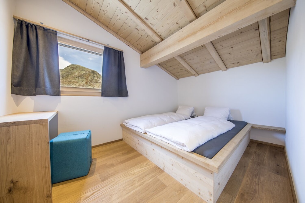 Basic Double Room, 1 Queen Bed, Mountain View, Annex Building