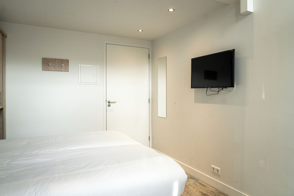 Studio, 1 Queen Bed with Sofa bed
