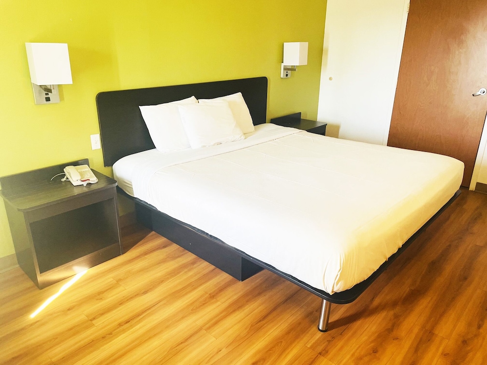 Standard Single Room, 1 King Bed, Accessible, Non Smoking - Photo 1