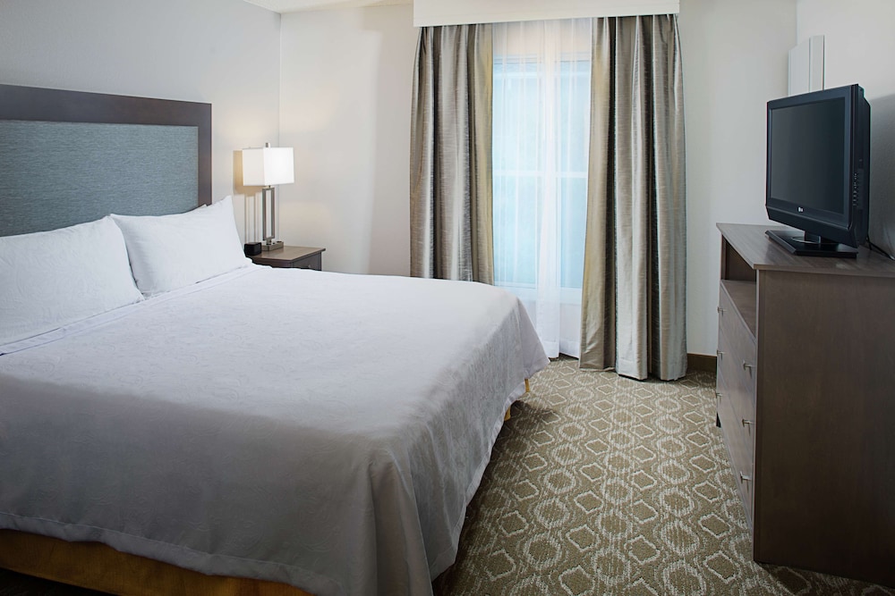 Premium Suite, 1 King Bed, Accessible, Bathtub - Photo 2