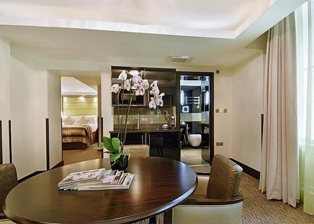 Family room photo 2