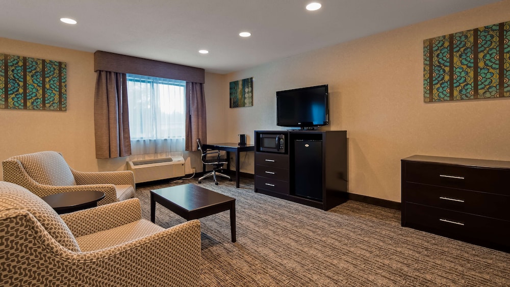 Standard Room, 1 King Bed, Non Smoking, Refrigerator & Microwave photo 2