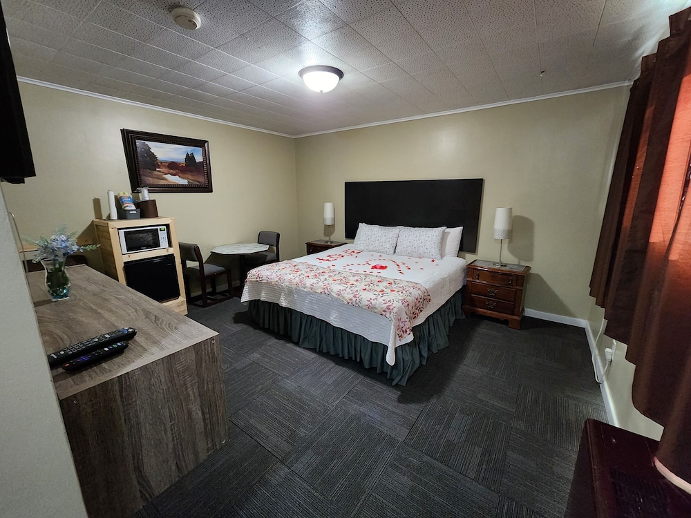 Deluxe Room, 1 King Bed, Non Smoking photo 3