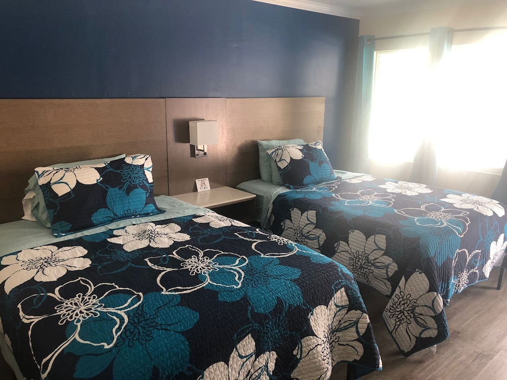 Economy Room, 2 Queen Beds, Non Smoking photo 3