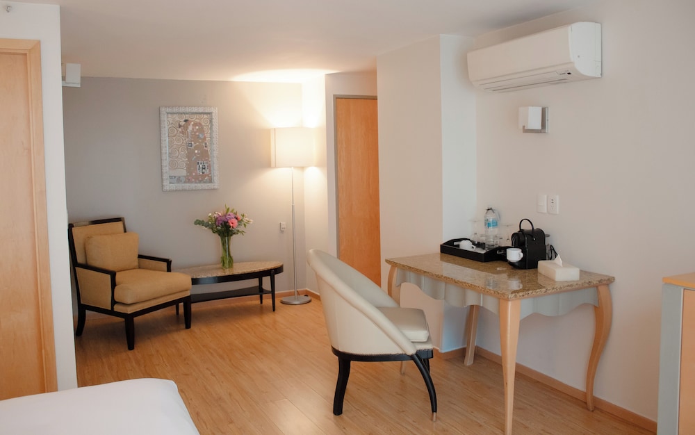 Suite, 1 Queen Bed, Exterior View thumbnail 5