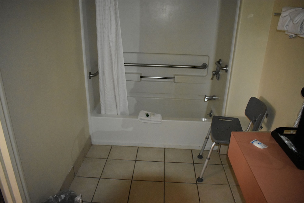 Room, 2 Queen Beds, Accessible, Non Smoking photo 3