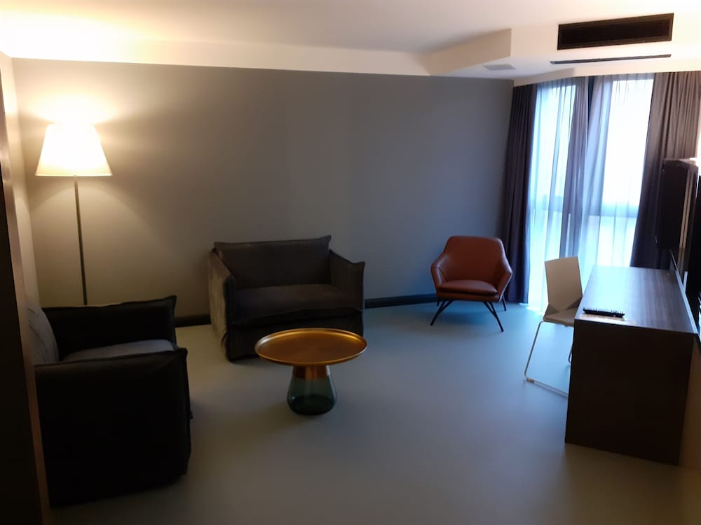 Superior Suite - Photo 7
