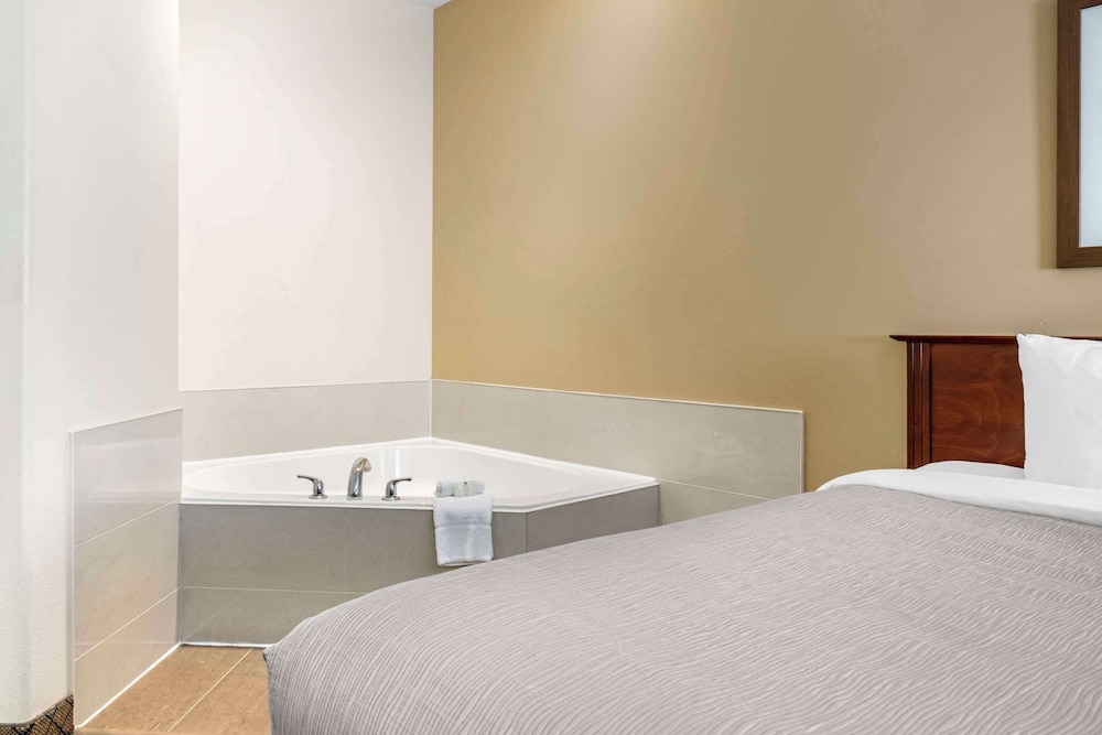 Standard Room, 2 Queen Beds, Non Smoking, Hot Tub - Photo 1