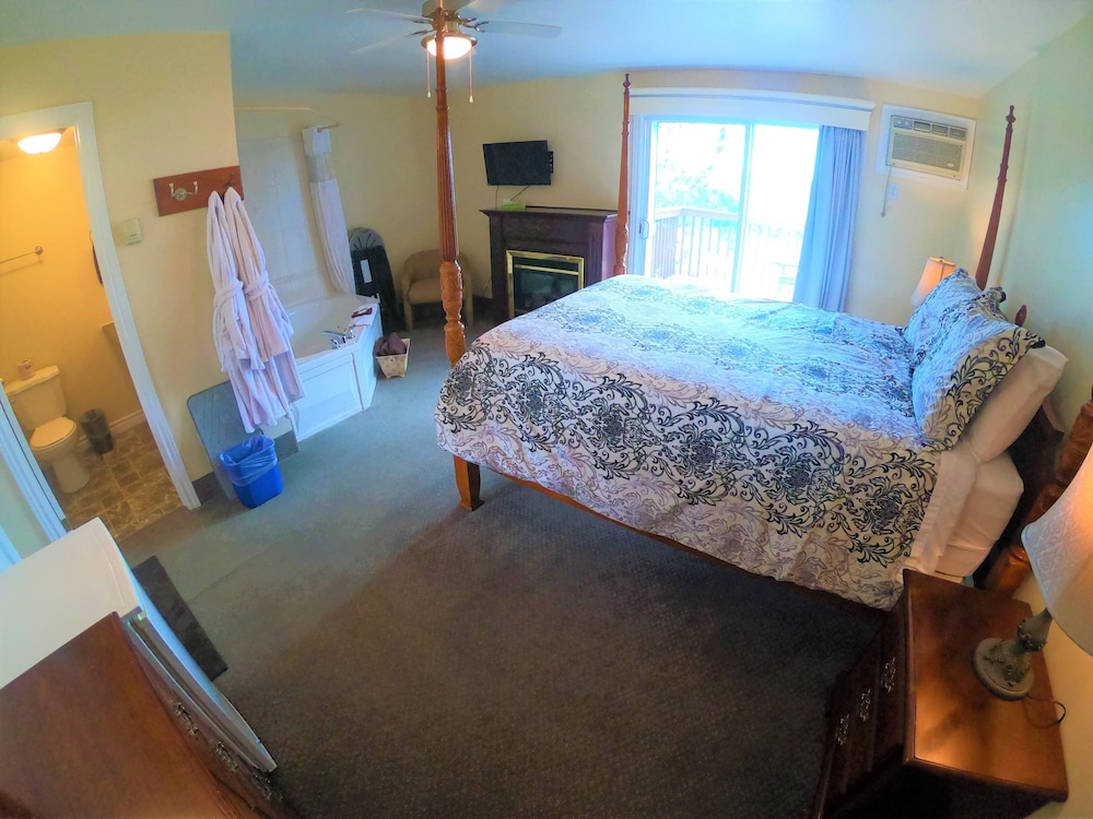 Deluxe Room, 1 Queen Bed, Jetted Tub, Lake View photo 2