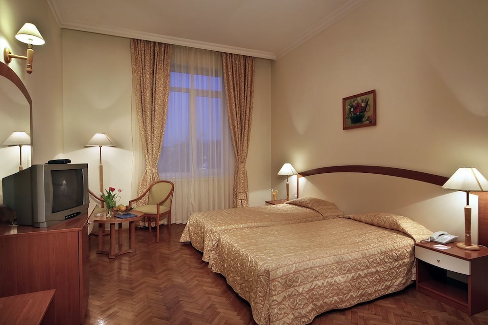 Room, 3 Twin Beds, Non Smoking - Photo 2