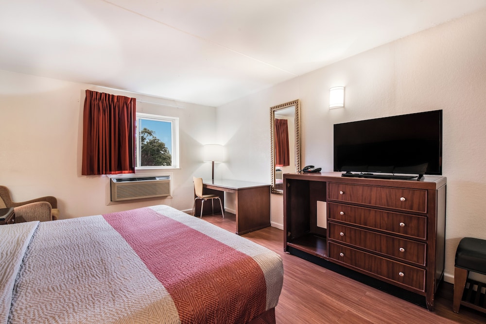 Standard Room, 1 King Bed, Non Smoking - Photo 2