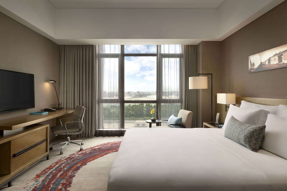 Deluxe Suite, 1 King Bed, Non Smoking photo 2