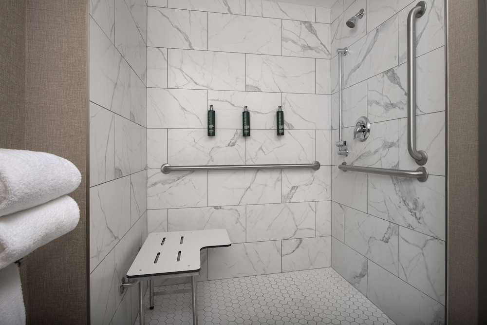 Suite, 1 King Bed (3x3 Shower) - Photo 7