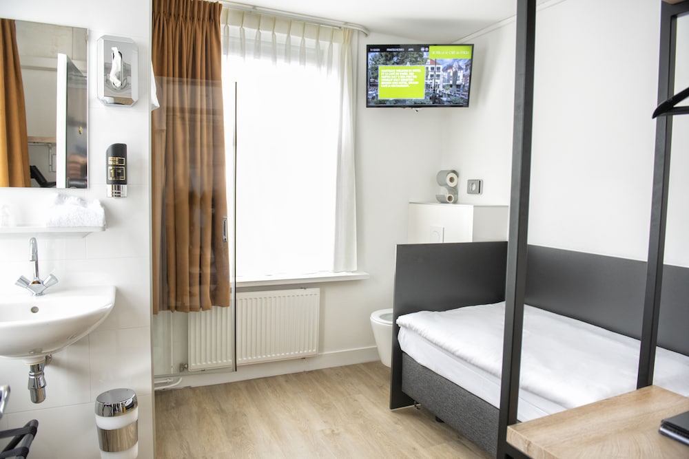 Economy Single Room, Ensuite photo 3