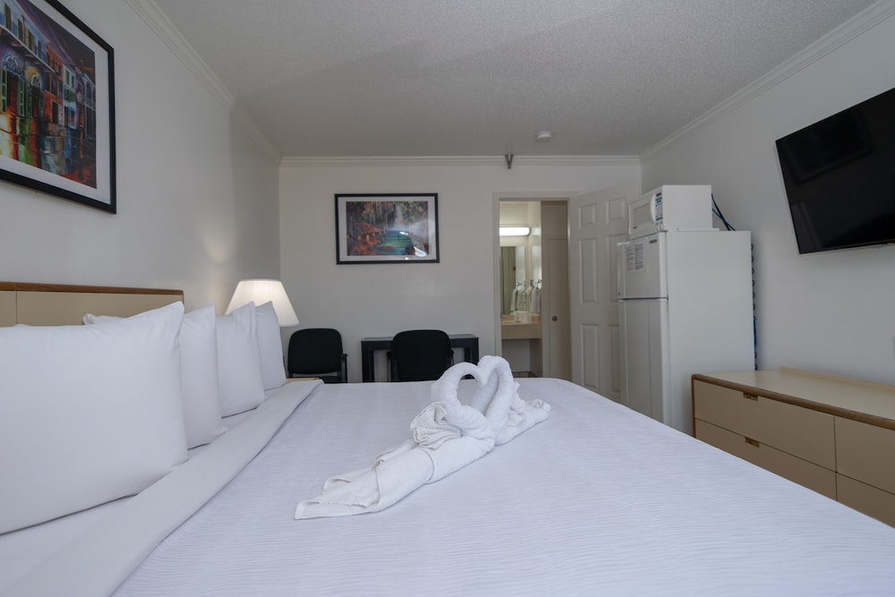 Superior Room, 1 King Bed, Non Smoking, Refrigerator & Microwave