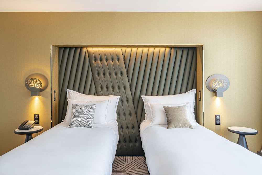 Room, 2 Twin Beds, Courtyard View - Photo 8
