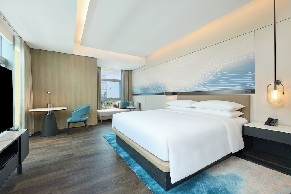 Premier Room, 1 King Bed, City View, Corner