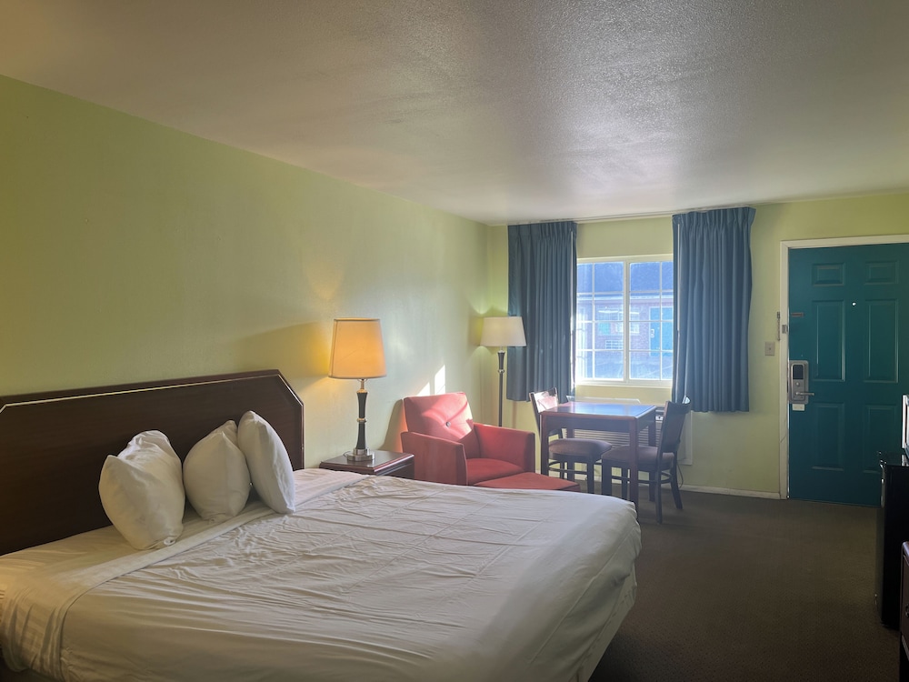 Deluxe Room, 1 King Bed, Smoking, Refrigerator & Microwave photo 3