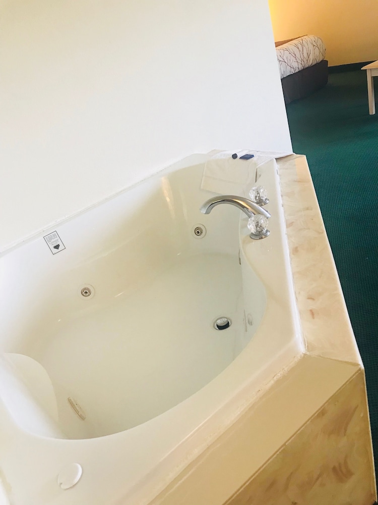 Romantic Room, 1 Bedroom, Hot Tub, Garden View photo 3