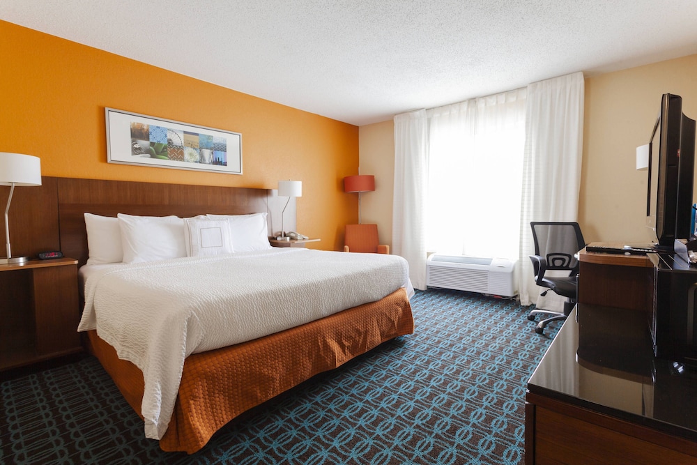 Room, 1 King Bed (Mobility/Hearing Access, Roll-In Shwr) - Photo 4