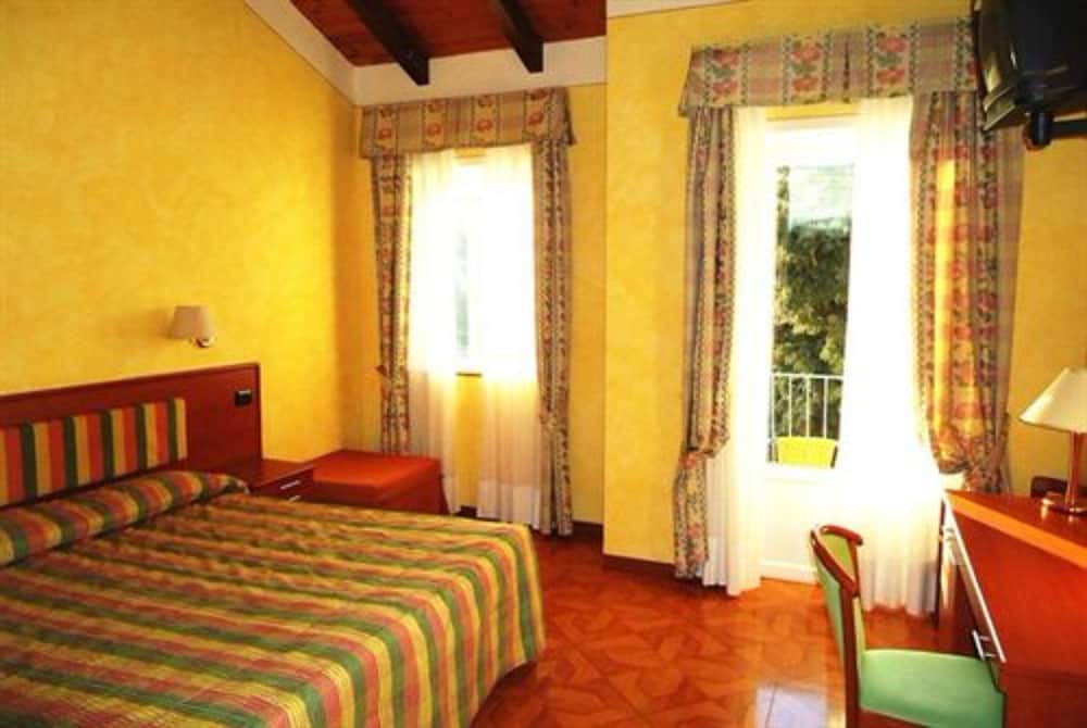 Double or Twin Room, Partial Lake View photo 1