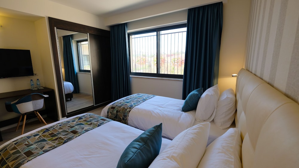 Premium Twin Room, Roll-in Shower, Patio photo 2