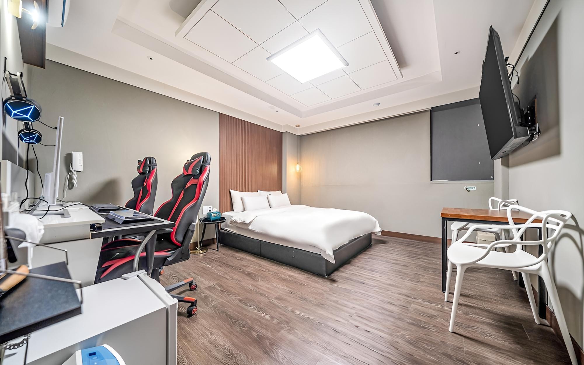 Room (Premium 2pc (Netflix Wave TVing YouTu)