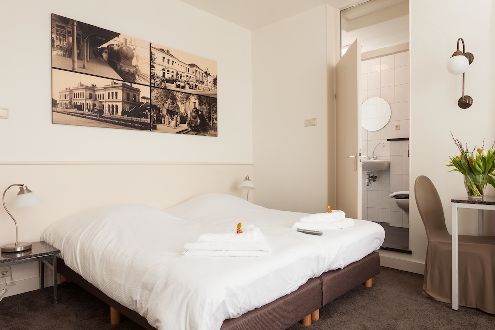 Small double room photo 1