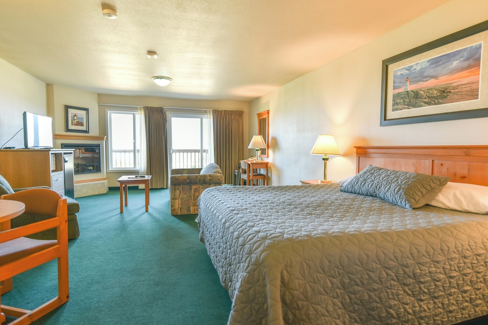 Standard Studio, 1 King Bed, Balcony, Partial Ocean View
