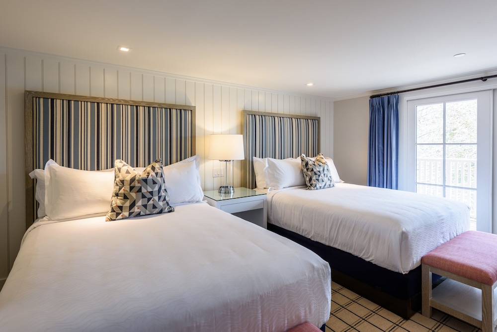 Roxana Room Double Queen Beds with Balcony photo 3