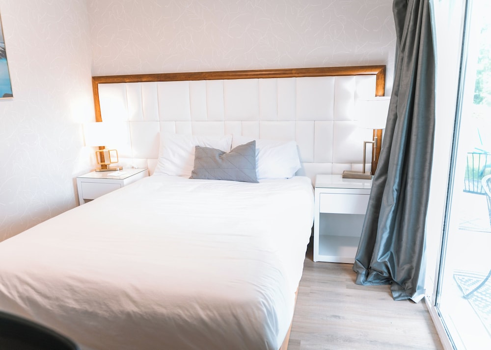 Deluxe Room, 1 Queen Bed, Kitchenette, Mountain View