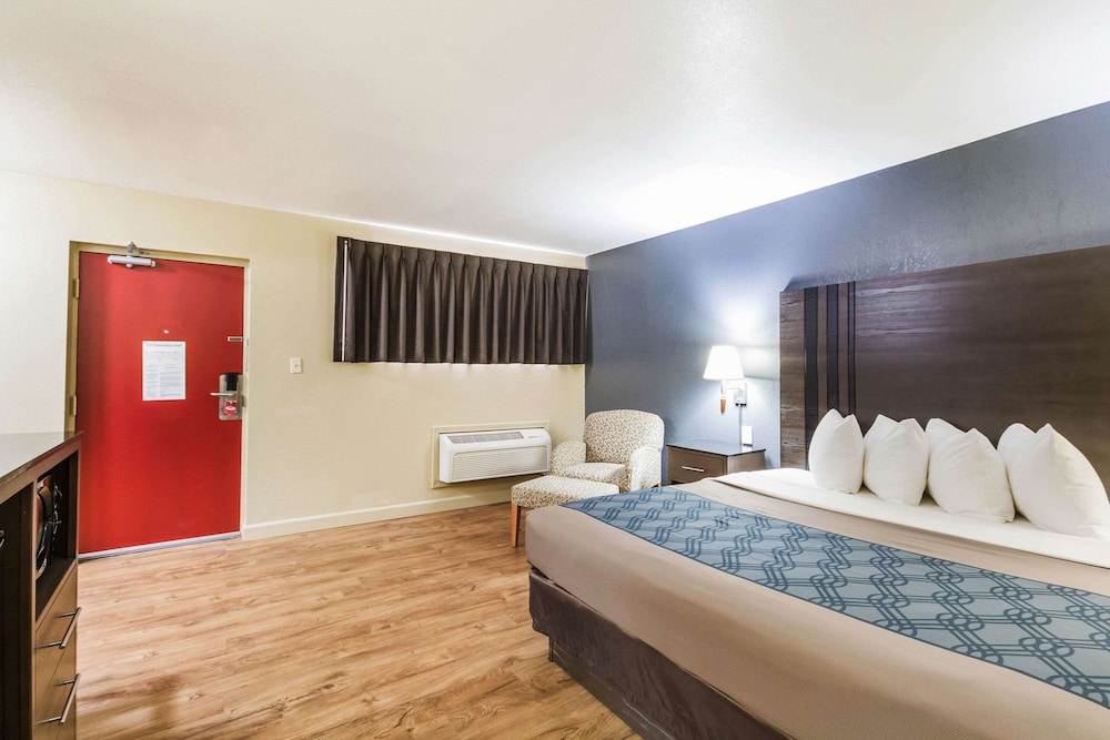 Standard Room, 1 King Bed, Refrigerator & Microwave - Photo 6