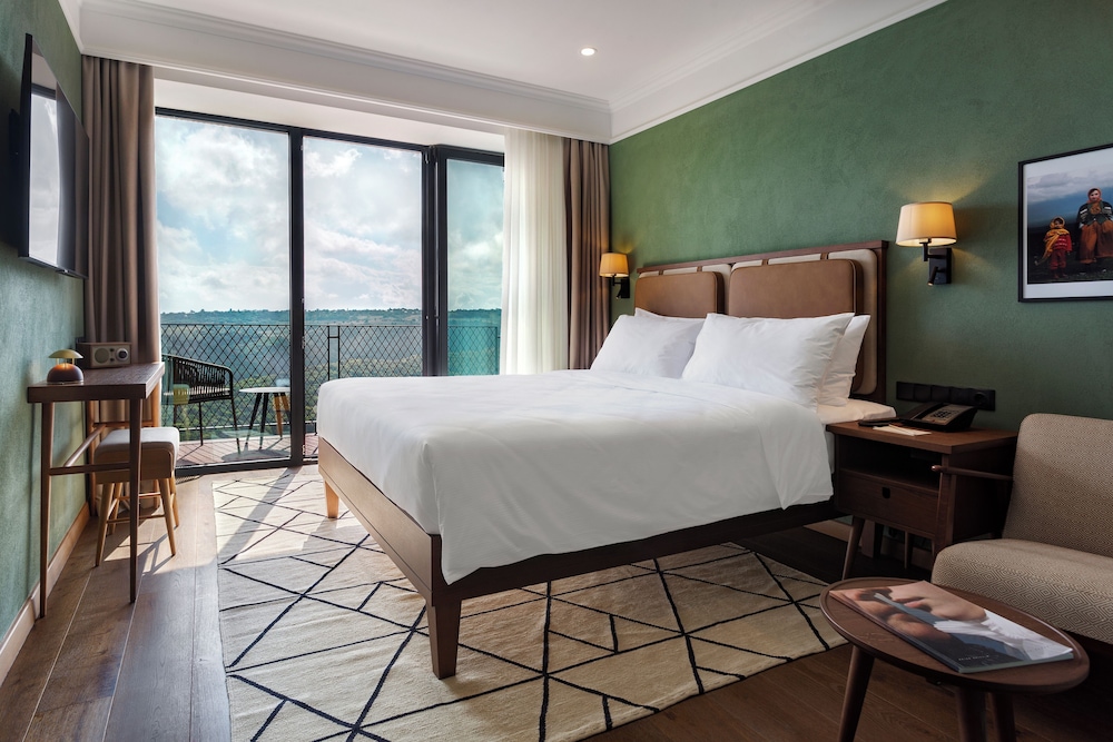 Standard King Room with City View