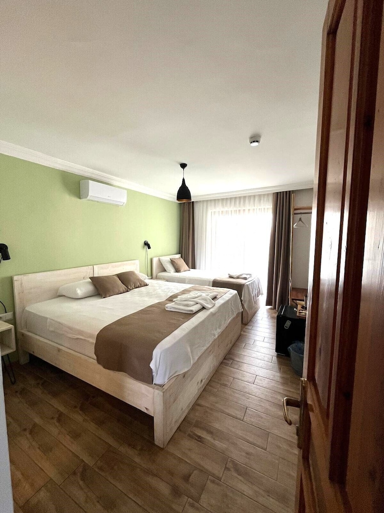 Deluxe Triple Room photo 2