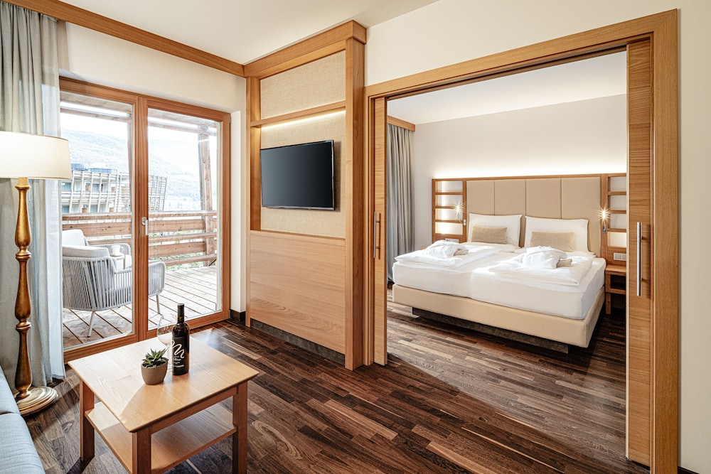 Deluxe Suite, 1 King Bed with Sofa bed photo 3