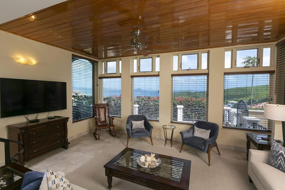 Luxury Condo, 3 Bedrooms (BL) photo 2
