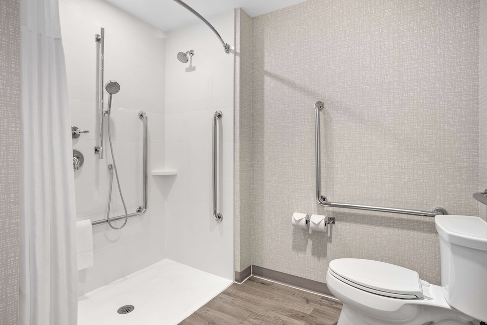 Room, 2 Queen Beds, Accessible, Non Smoking (Mobility/Hearing, Roll In Shower) - Photo 7