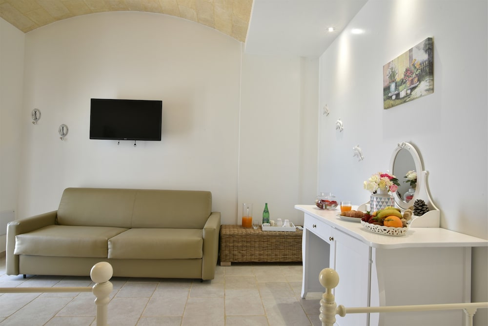 Deluxe Quadruple Room, 1 Bedroom, Pool View photo 1