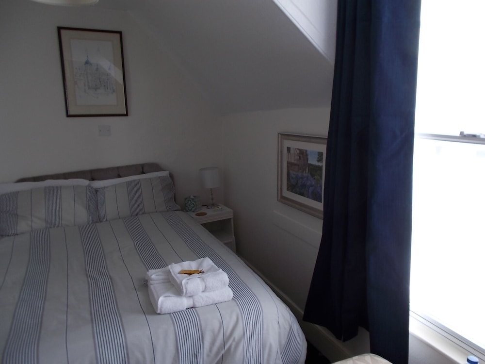 Single Room, Ensuite (Separate private toilet)