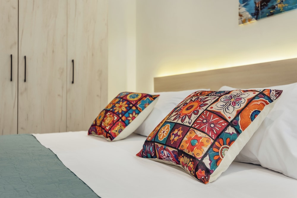 Basic Suite, 1 Queen Bed with Sofa bed, Roll-in Shower