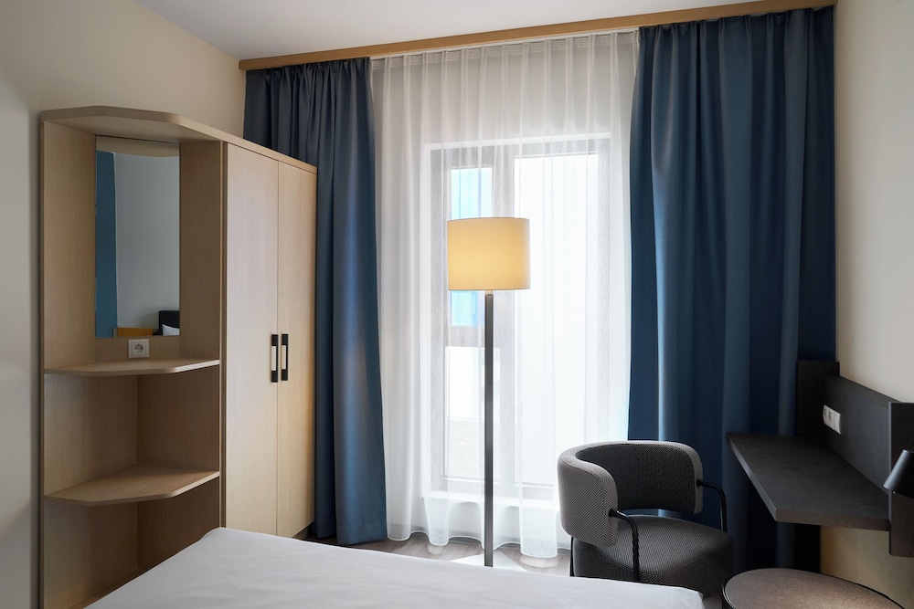 Standard Room, 2 Twin Beds, Courtyard View - Photo 5