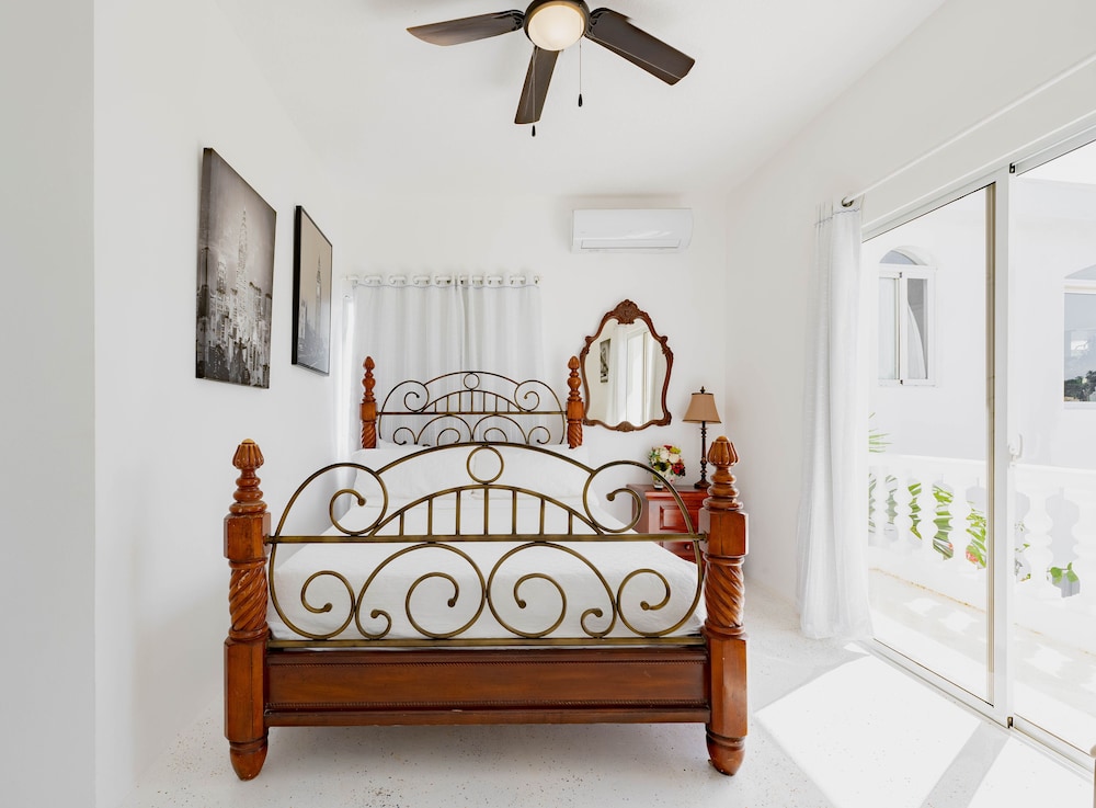 God Father #1 Single Room, 1 Queen Bed, Non Smoking, Ocean View