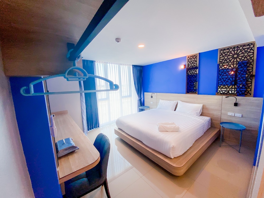 Standard King Bed - Photo 6