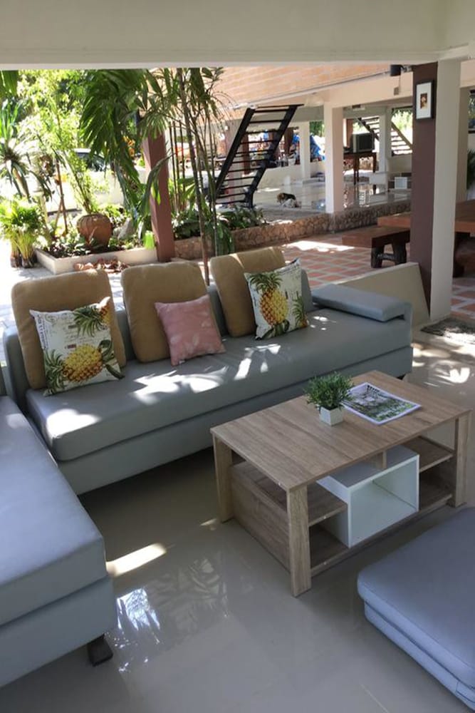 6 Bedrooms Villa photo 3
