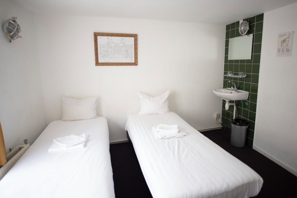 Basic Twin Room, Smoking photo 1