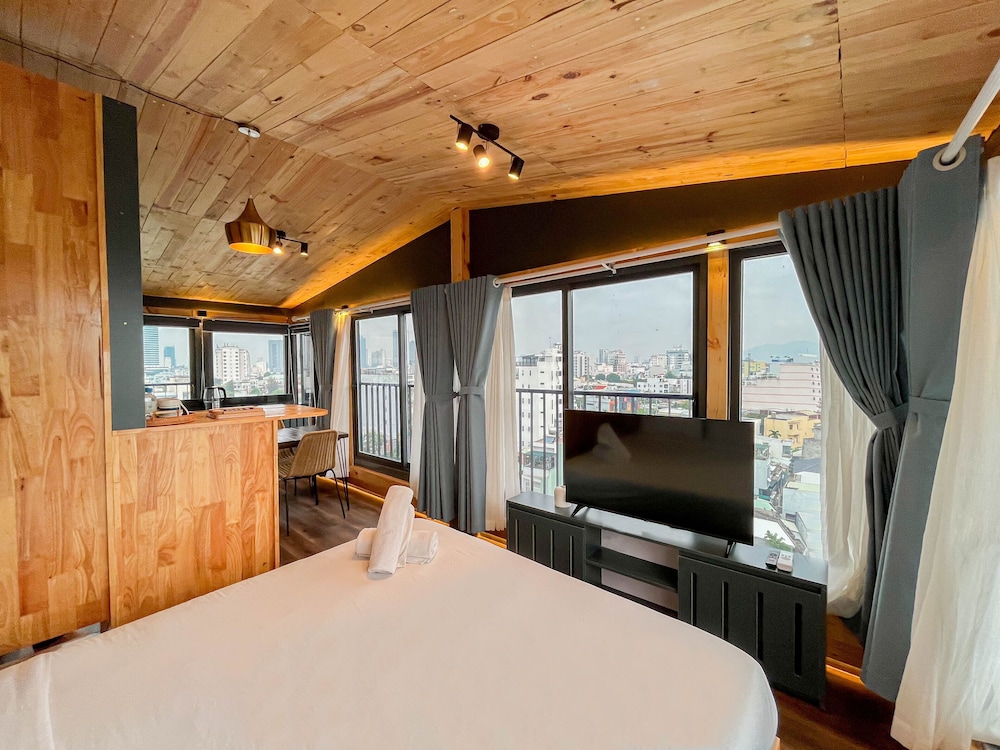 Premier Studio Panoramicview - Photo 6